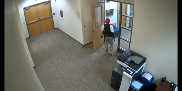 Un vídeo de vigilancia muestra al tirador entrar en una escuela de Nashville