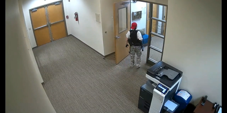 Un vídeo de vigilancia muestra al tirador entrar en una escuela de Nashville