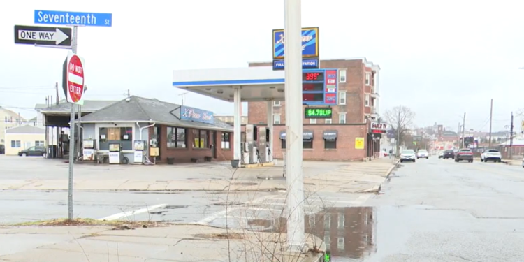 3 detenidos tras arrastrar a un policía con un coche en Fall River