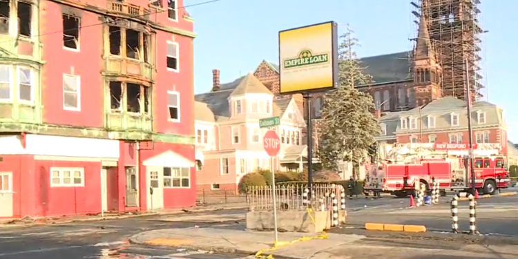 Un muerto y varios heridos tras incendio en una casa de huéspedes de New Bedford