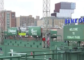 Aficionados de los Red Sox, listos para llenar Fenway Park el día de la inauguración