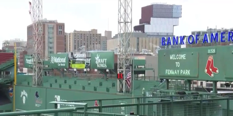 Aficionados de los Red Sox, listos para llenar Fenway Park el día de la inauguración