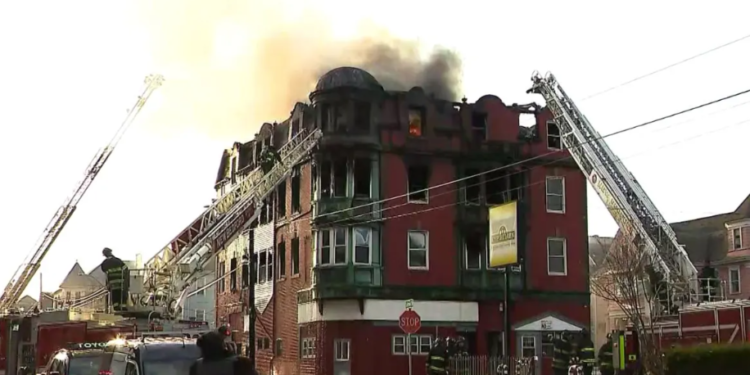 2 muertos en un incendio en una pensión de New Bedford