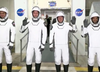 SpaceX lanza astronautas de EE.UU., Rusia y EAU a la estación espacial