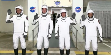 SpaceX lanza astronautas de EE.UU., Rusia y EAU a la estación espacial