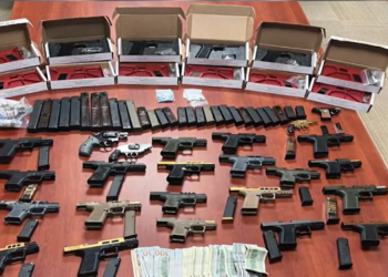 Un hombre se enfrenta a 163 cargos después de que la policía encontrara más de 20 armas fantasma