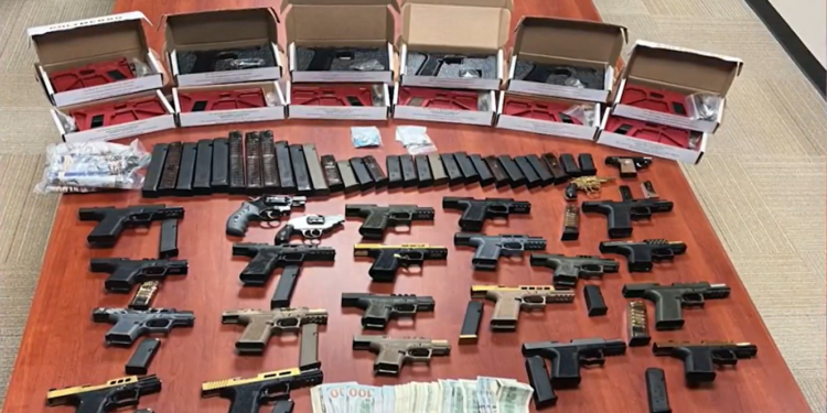 Un hombre se enfrenta a 163 cargos después de que la policía encontrara más de 20 armas fantasma