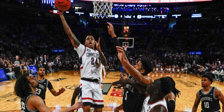 Connecticut derrota a Providence, 73-66, en cuartos de final de la Big East