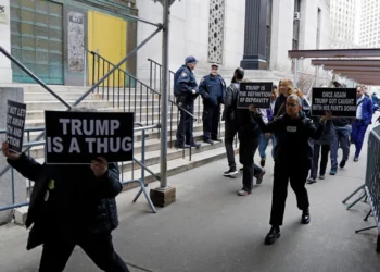 Seguidora de Trump sacó un cuchillo para amenazar a madre y niños en protesta afuera de la corte en Nueva York