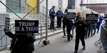 Seguidora de Trump sacó un cuchillo para amenazar a madre y niños en protesta afuera de la corte en Nueva York