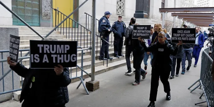 Seguidora de Trump sacó un cuchillo para amenazar a madre y niños en protesta afuera de la corte en Nueva York
