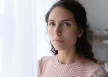 Mesera dice que su jefe la amenazó con despedirla porque no le agradaba su cara