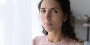 Mesera dice que su jefe la amenazó con despedirla porque no le agradaba su cara