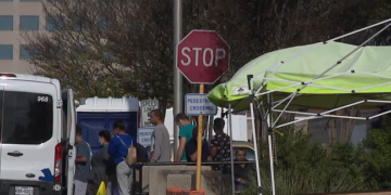 La afluencia de inmigrantes a la principal ciudad de Texas ha descendido un 85% desde diciembre