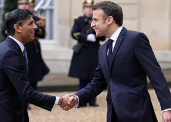 Los líderes francés y británico se reúnen para intentar recomponer sus relaciones