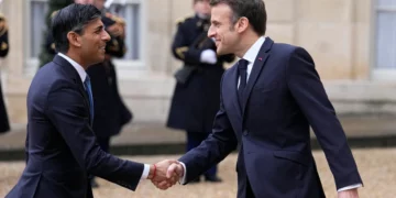 Los líderes francés y británico se reúnen para intentar recomponer sus relaciones