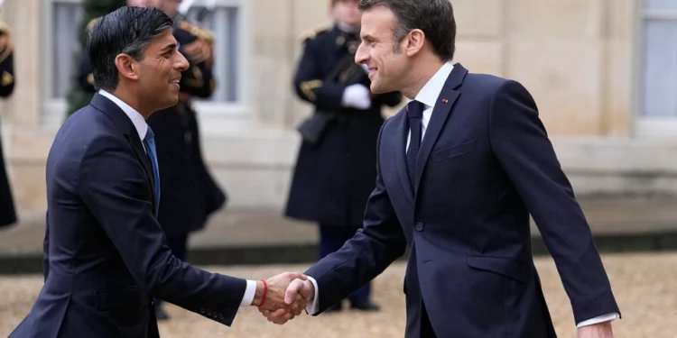 Los líderes francés y británico se reúnen para intentar recomponer sus relaciones