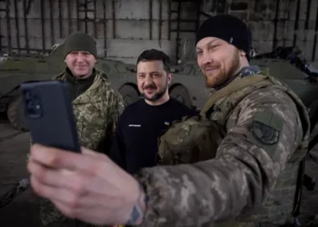 Zelenski visitó a las tropas ucranianas en Bajmut en medio de la batalla que se desata en la ciudad