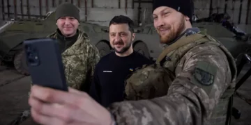 Zelenski visitó a las tropas ucranianas en Bajmut en medio de la batalla que se desata en la ciudad