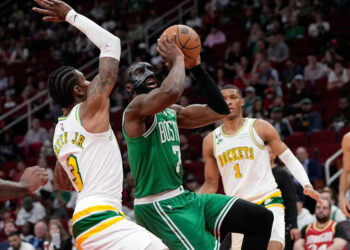 Jalen Green anota 28 y los Rockets superan a los Celtics 111-109