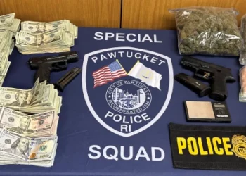 Mujer de Pawtucket acusada tras hallar la policía más de 2.000 pastillas falsas