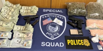 Mujer de Pawtucket acusada tras hallar la policía más de 2.000 pastillas falsas