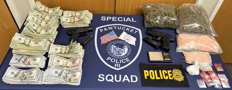 Mujer de Pawtucket acusada tras hallar la policía más de 2.000 pastillas falsas