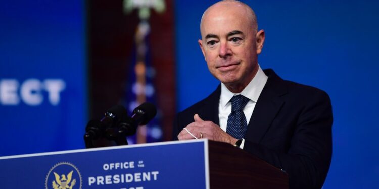 Gobierno de Joe Biden anunciará próximamente nuevas políticas fronterizas, según secretario de Seguridad Nacional