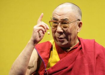 Líderes tibetanos apuntaron a China por el controvertido video del Dalai Lama y el niño: “No se puede ignorar”