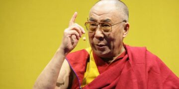 Líderes tibetanos apuntaron a China por el controvertido video del Dalai Lama y el niño: “No se puede ignorar”