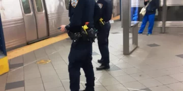 Adolescente muere acuchillado en pelea dentro de un tren del Metro de Nueva York