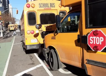 Robó un bus escolar y chocó edificio y varios vehículos: sentencia en Nueva York