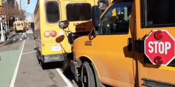 Robó un bus escolar y chocó edificio y varios vehículos: sentencia en Nueva York