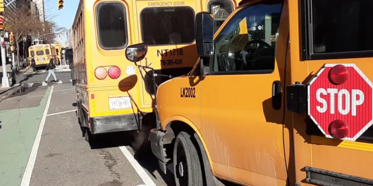 Robó un bus escolar y chocó edificio y varios vehículos: sentencia en Nueva York