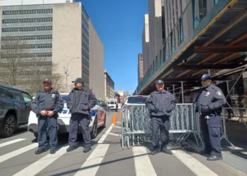 Una inusual presencia policial y trancas vehiculares se esperan este martes por presentación de Trump en corte de Manhattan