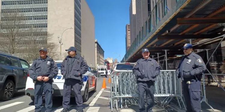 Una inusual presencia policial y trancas vehiculares se esperan este martes por presentación de Trump en corte de Manhattan