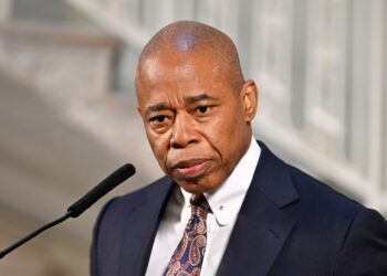 Eric Adams critica a Biden por “haber fallado” en otorgar permisos de trabajo para miles de inmigrantes en Nueva York