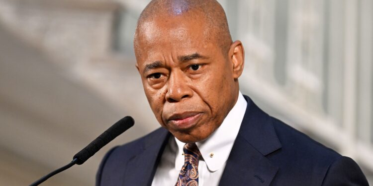 Eric Adams critica a Biden por “haber fallado” en otorgar permisos de trabajo para miles de inmigrantes en Nueva York