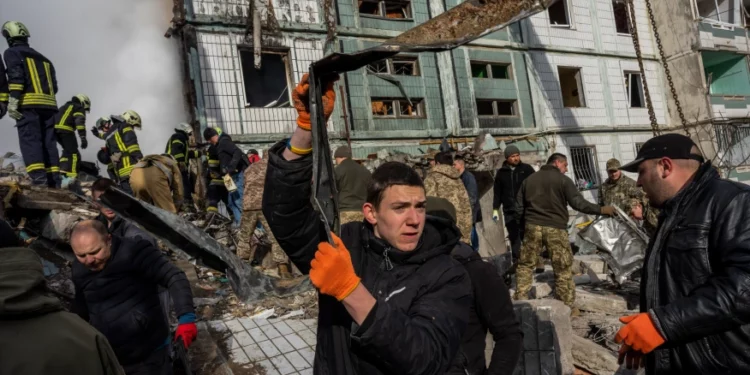 Ataque ruso con misiles y drones en Ucrania mata a 12 personas