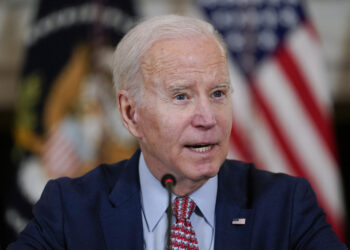 Biden firma un proyecto de ley para poner fin a la emergencia nacional por coronavirus