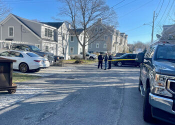 La policía: Hombre encontrado muerto en el lado de una carretera en Cohasset