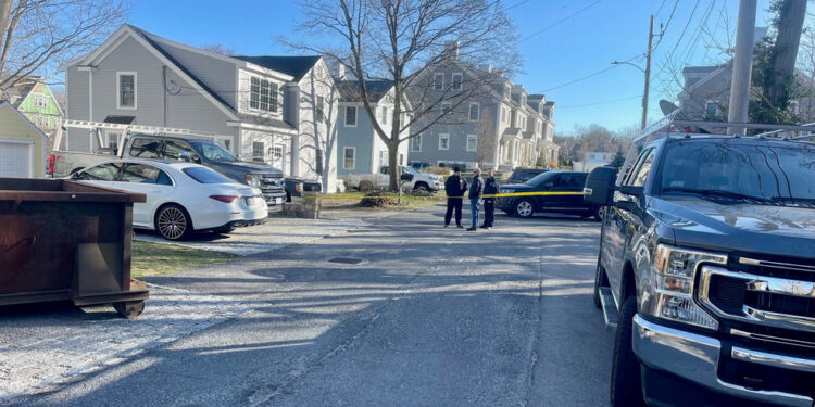 La policía: Hombre encontrado muerto en el lado de una carretera en Cohasset