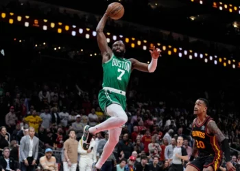 Brown y Tatum anotan 31 cada uno y Boston vence a los Hawks por 3-1