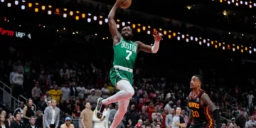 Brown y Tatum anotan 31 cada uno y Boston vence a los Hawks por 3-1