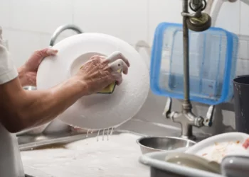 Anciana trabaja lavando platos en restaurante de Louisiana para saldar sus deudas; sus compañeros lograron recaudar para ella $16 mil