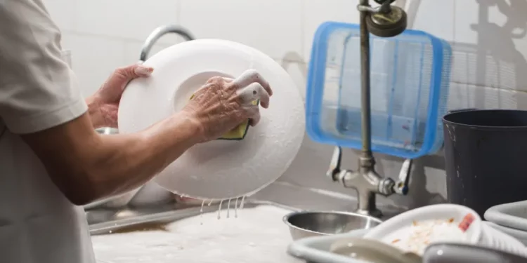 Anciana trabaja lavando platos en restaurante de Louisiana para saldar sus deudas; sus compañeros lograron recaudar para ella $16 mil