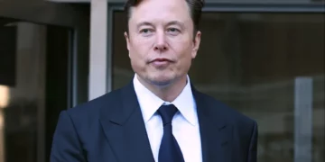 Perdió su empleo por firmarle un cheque a un estafador que se hizo pasar por Elon Musk