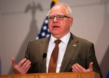 Gobernador de Minnesota aprueba leyes para prohibir las terapias de conversión