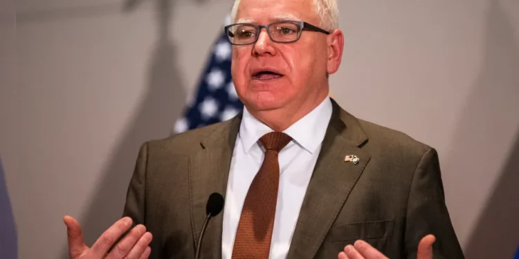 Gobernador de Minnesota aprueba leyes para prohibir las terapias de conversión