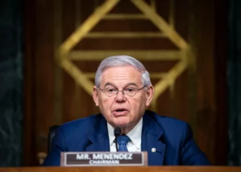 Senador Menéndez quiere TPS para más países, “perdón” para 12 millones de indocumentados y deportaciones aceleradas